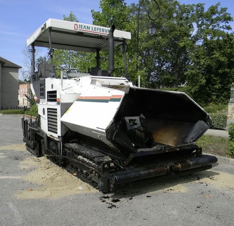 VGP finisseur et répandeuse sur chantier routier