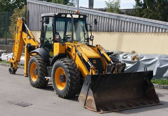 VGP chargeuse et tractopelle sur site de chantier